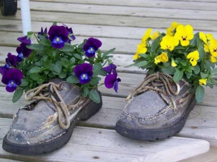 Id e jardin pots  de  fleurs  de  vieilles chaussures 