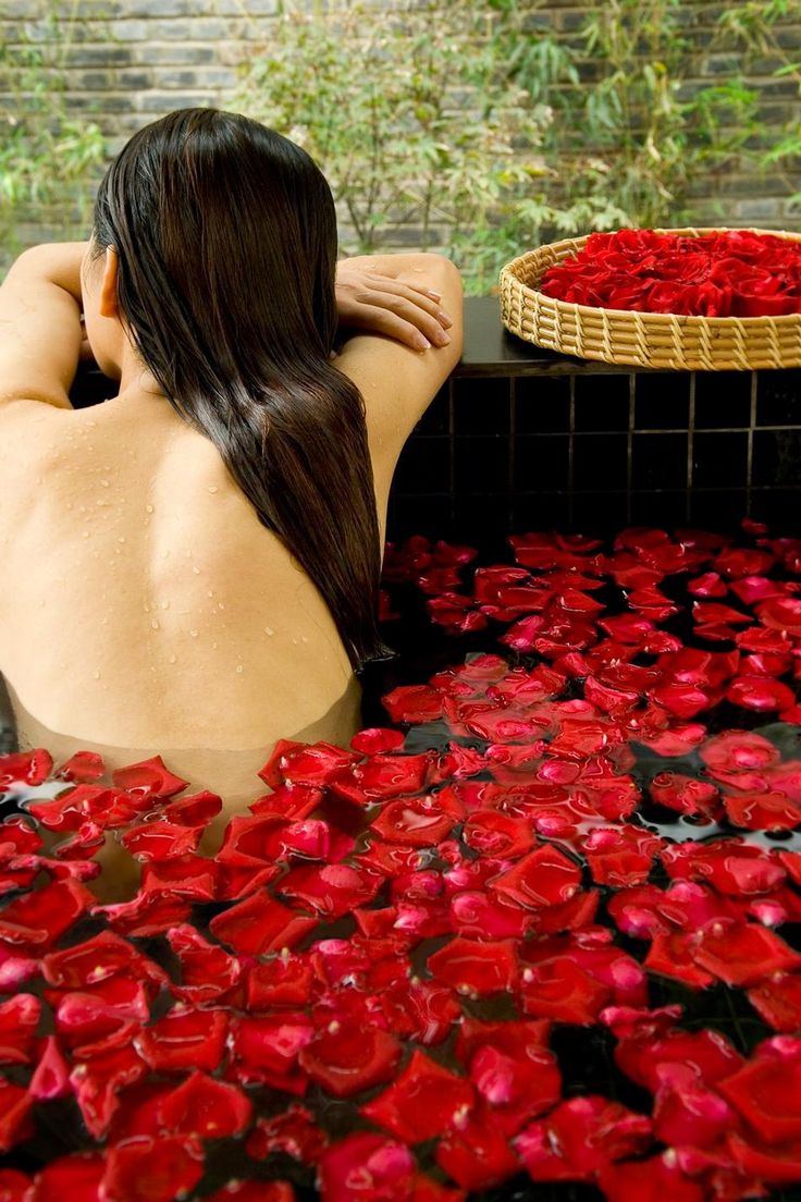 idée-soirée-romantique-pour-Saint-Valentin-bain-pétales-roses-rouges