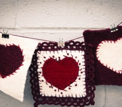 idée-vaint-valentin-coeurs-tricotés-rouge-blanc-guirlande