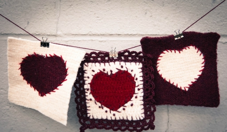 idée-saint-valentin-coeurs-tricotés-rouge-blanc-guirlande