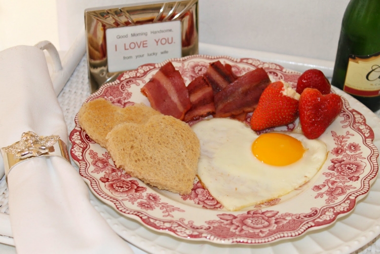 idées Saint Valentin originales peu coûteuses petit-déjeuner-lit