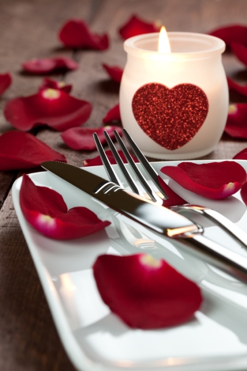 idées-déco-Saint-Valentin-petales-bougies-ustensile-table