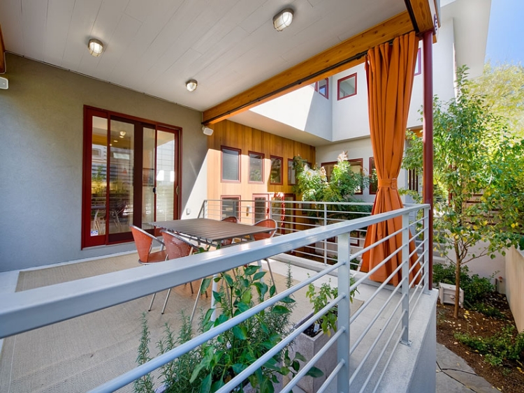 idées déco pour balcon rideaux-extérieurs-oranges