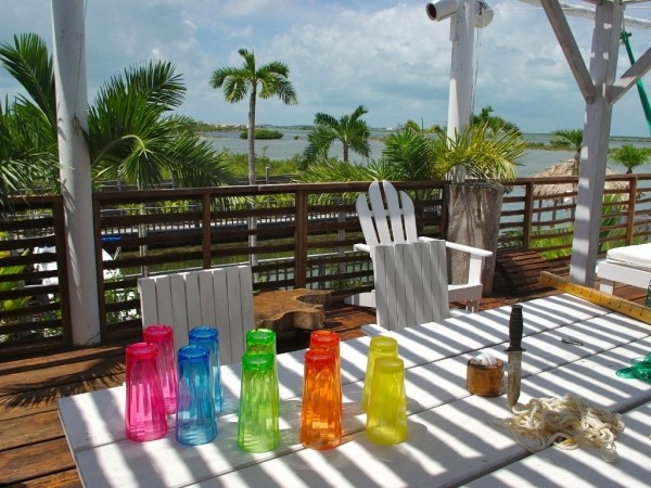 idées déco pour balcon verres-couleurs-différentes