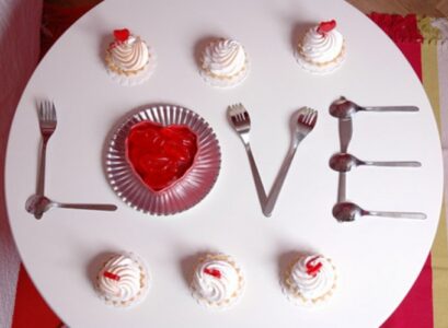 idées-déco-table-coeur-gateaux