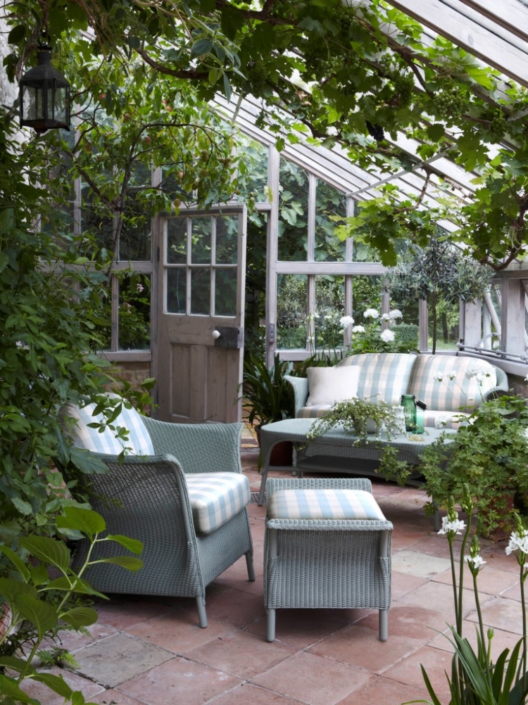 idées-déco-veranda-fauteuils-canapes-plantes-grimpantes-table
