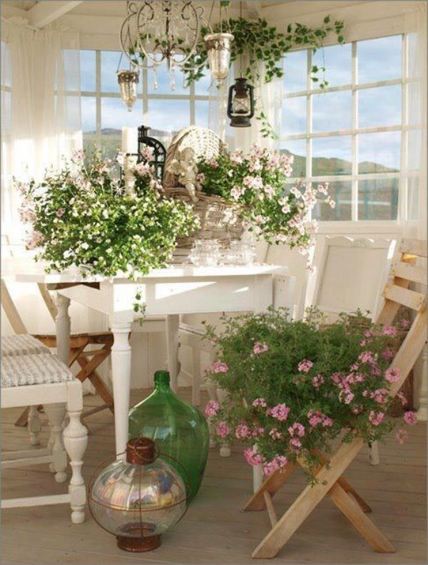 idées-déco-veranda-plantes-chaises-bois