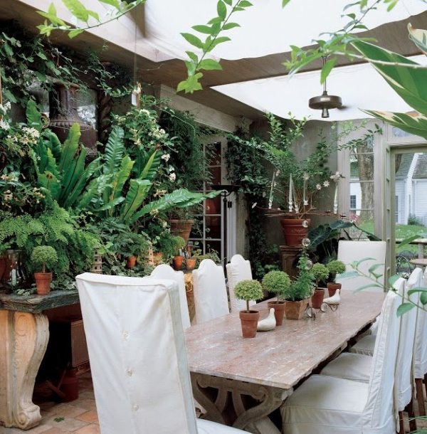 idées-déco-veranda-plantes-table-rectangulaire-chaises