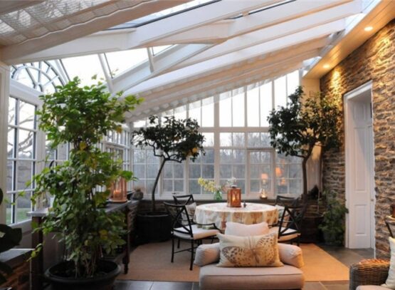 jardin-d'hiver-plantes-coin-detente-lanterne-deco