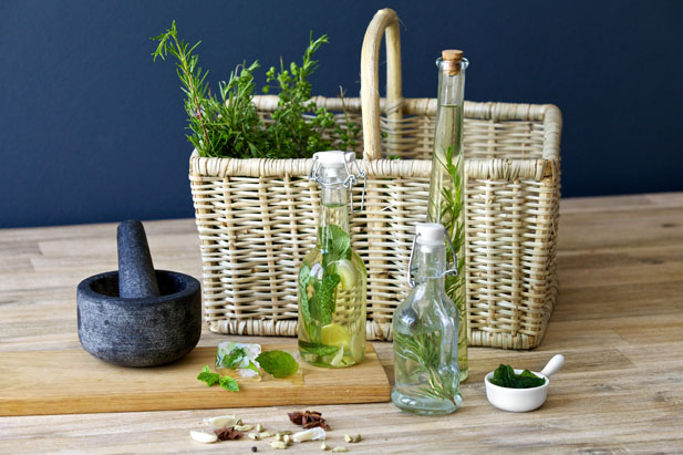 jardin-herbes-aromatiques-balcon-panier-tressé