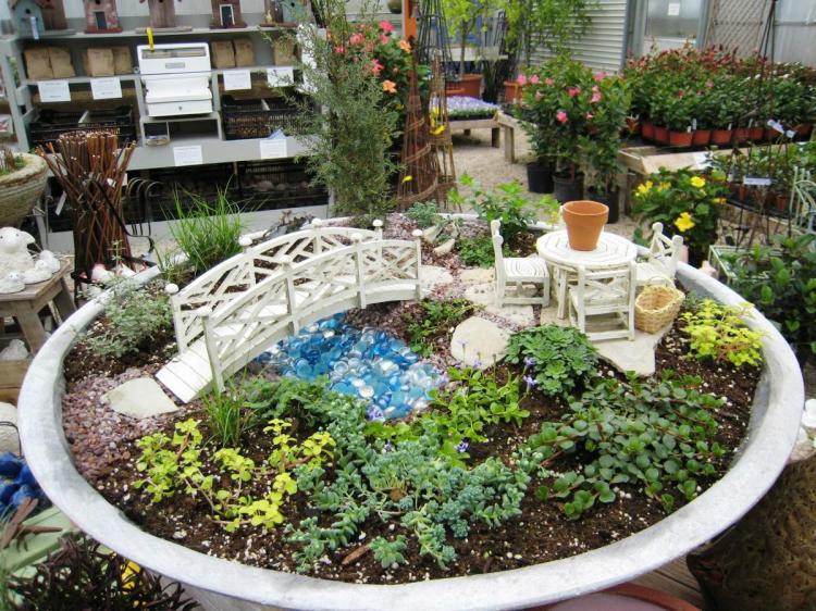 jardin-pot-blanc-neige-plantes-table-chaises-pont