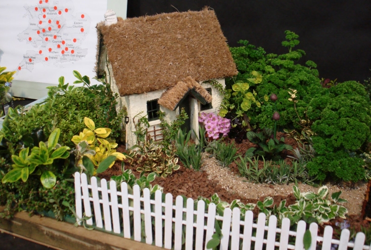 jardin en pot plantes-naines-maison-clôture-bâtons
