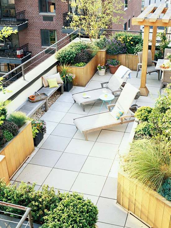 jardinage-toit-terrasse-bacs-fleurs-bois-chaises-longues jardinage balcon