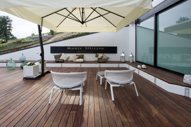 lame-terrasse-bois-ipe-chaises-blanches lame de terrasse