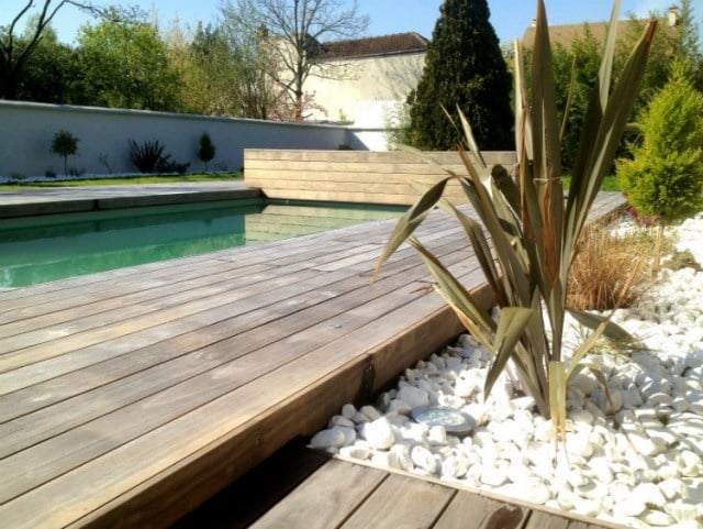 lame-terrasse-bois-piscine-plantes-galets lame de terrasse