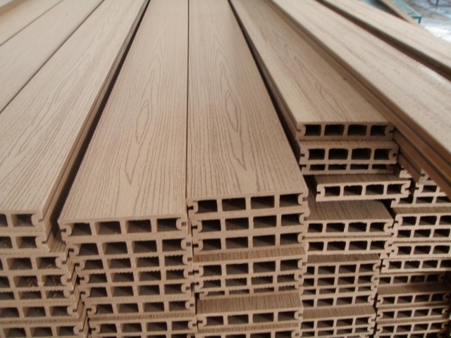 lames de terrasse en bois composite structure-alvéolaire