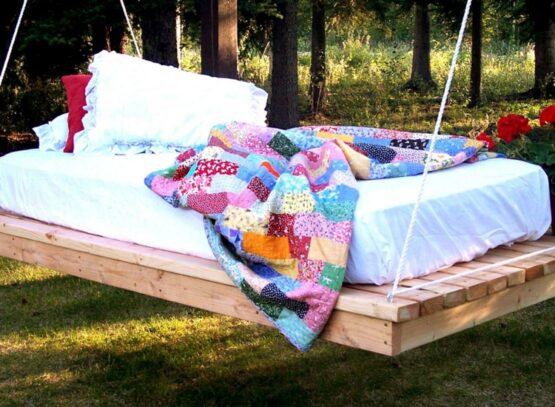 lit-suspendu-bois-matelas-couverture-multicolore