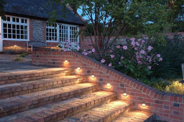 luminaire-exterieur-escalier-briques-maison-mur