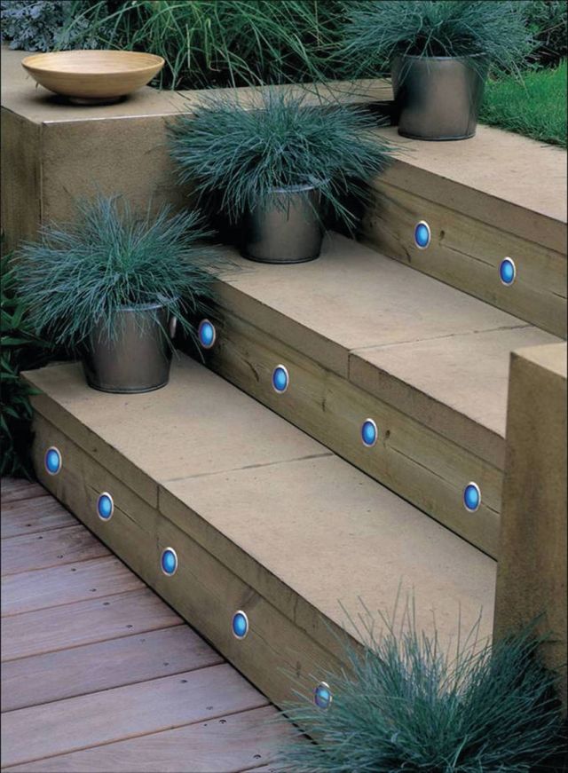 luminaire-exterieur-escalier-couleur-bleue-herbes