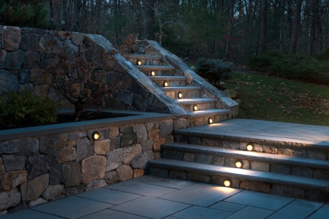 luminaire-exterieur-escalier-marche-revetement-pierres