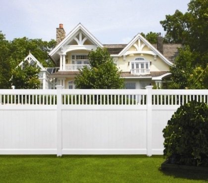maison super clôture en PVC blanche élégante