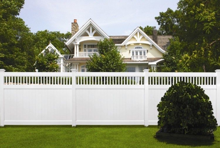 maison super clôture en PVC blanche élégante
