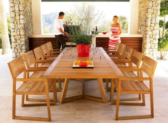 meubles-de-jardin-bois-table-rectangulaire-chaises-coin-repas