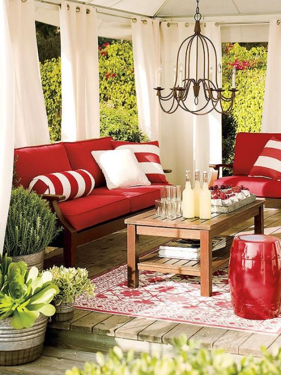 meubles-de-jardin-rayures-rouges-blanches-table-rectangulaire-bois
