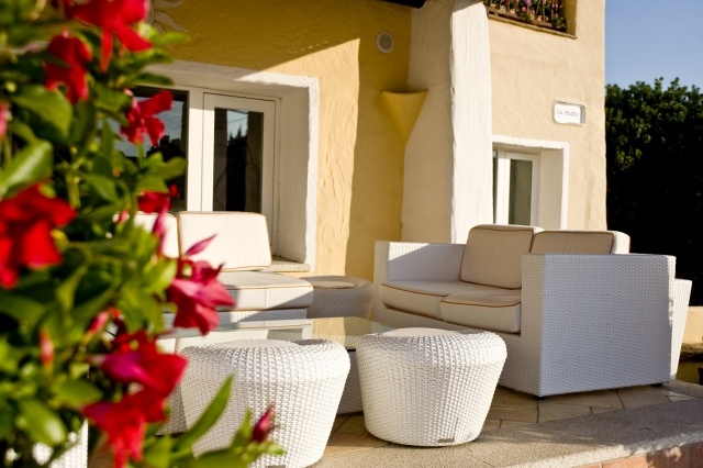 meubles-de-jardin-terrasse-resine-tresse-couleur-blanche-canape-tabourets