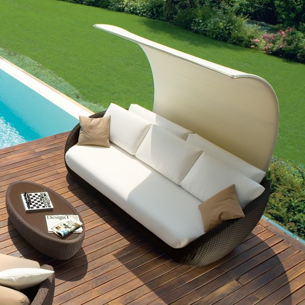 meubles-de-jardin-terrasse-table-ovale-canape-parasol-coussins