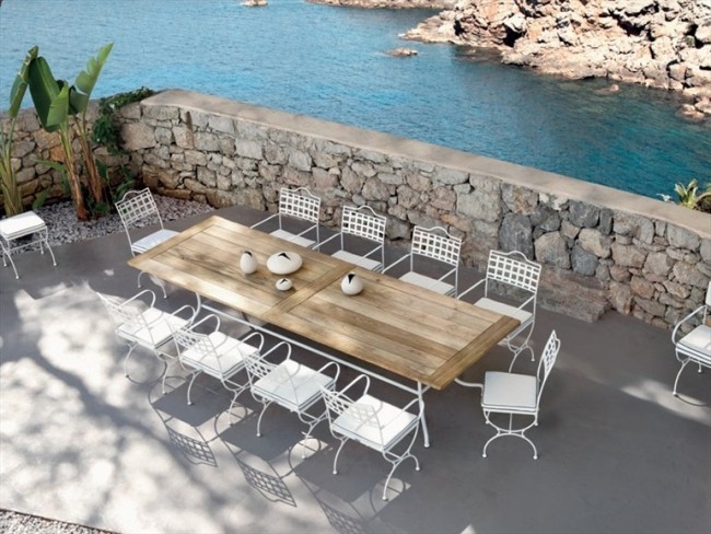 meubles-jardin-table-bois-chaises-blanches-Capri-Manutti