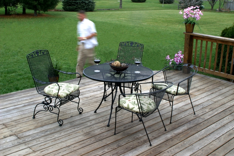 meubles de jardin table ronde chaises fer forgé terrasse bois