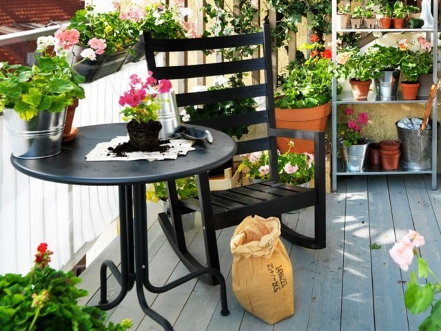 mobilier de balcon bois peint noir-chaise-bascule-table-ronde