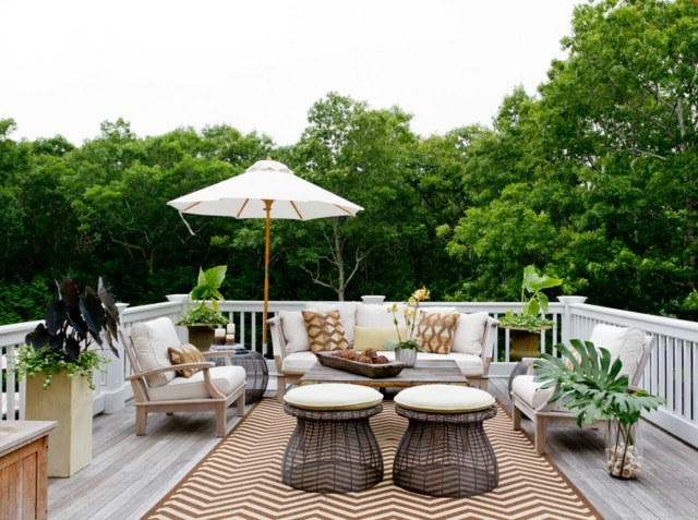 mobilier de balcon terrasse-bois-métal-tapis-chevrons