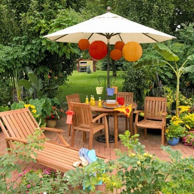 mobilier-jardin-parasol-lanternes-papier-mobilier-bois