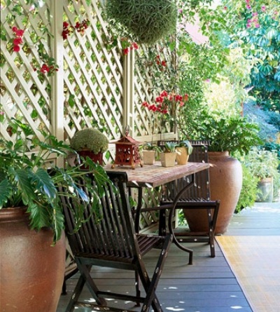 mobilier-jardin-table-bois-chaises-plantes mobilier jardin