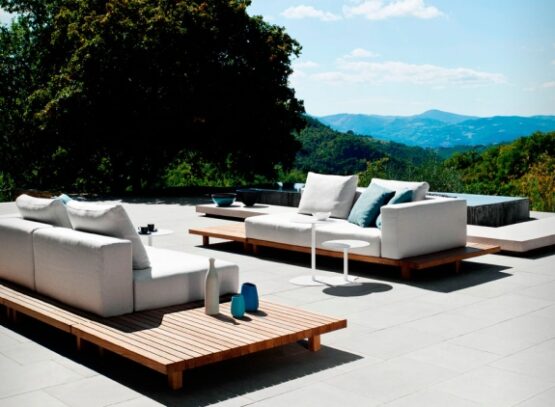mobilier-jardin-teck-Tribu-canapés-plateforme-coussins-blanc-bleu