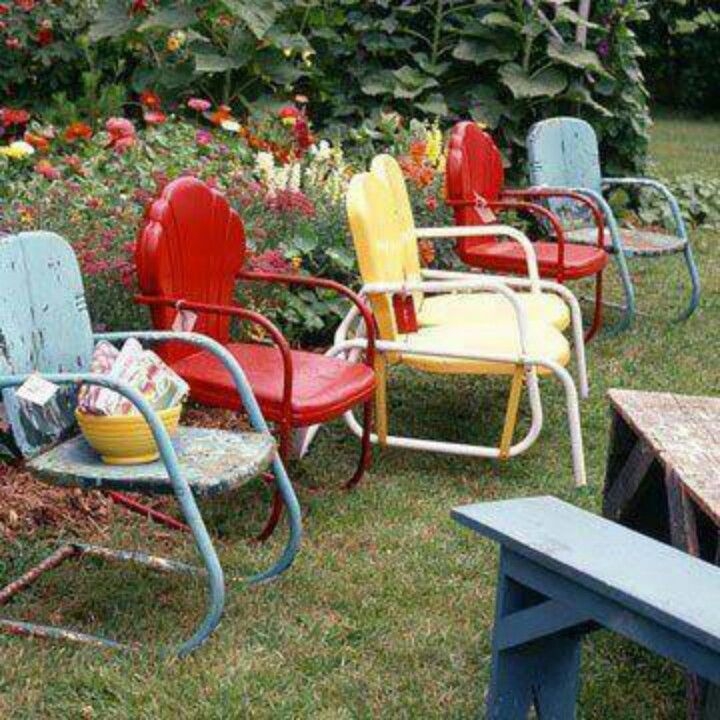 mobilier terrasse jardin ancien chaises dépareillées peintes