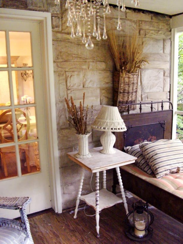 mobilier terrasse porche style champêtre-lit-lustre