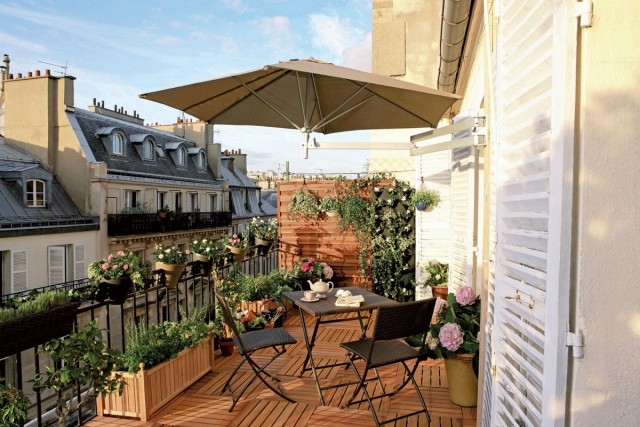 parasol-balcon-fixé-mur-beige-table-chaises parasol de balcon