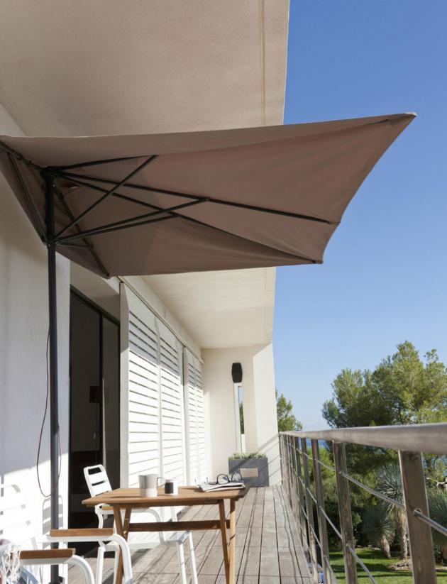 parasol-balcon-fixé-mur-blanc-tissu-table-bois