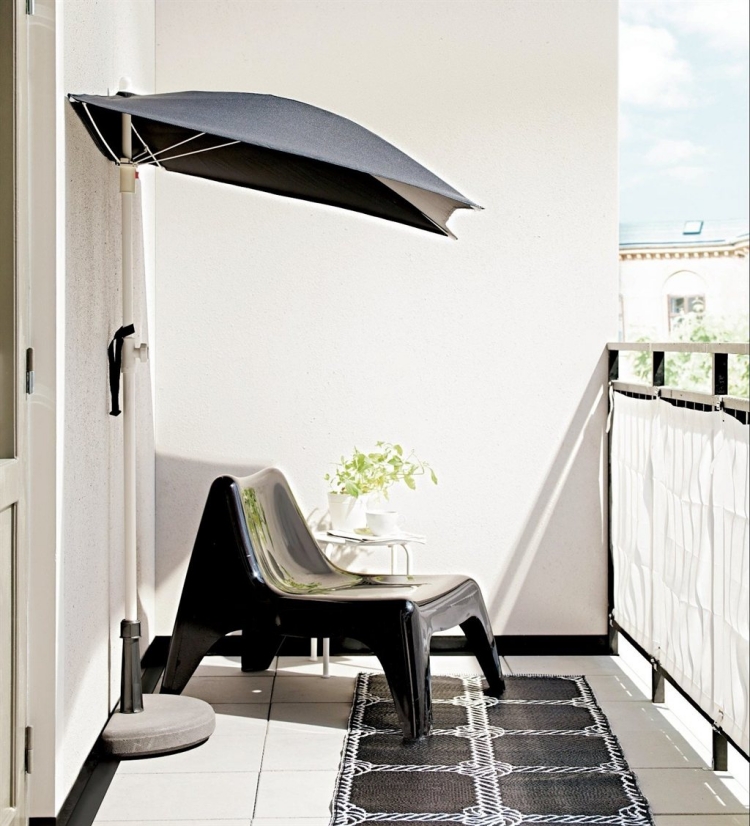 parasol-balcon-noir-blanc-chaise-longue parasol de balcon