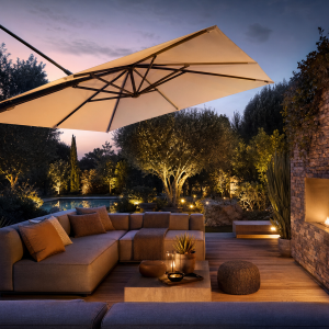 Terrasse élégante avec parasol déporté inclinable et cheminée linéaire au crépuscule