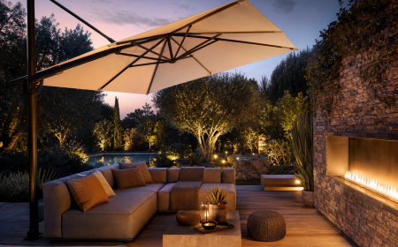 Terrasse élégante avec parasol déporté inclinable et cheminée linéaire au crépuscule