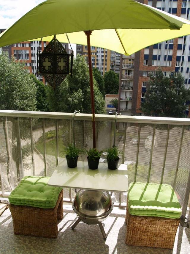parasol-balcon-vert-anis-droit-tabourets-rotin parasol de balcon