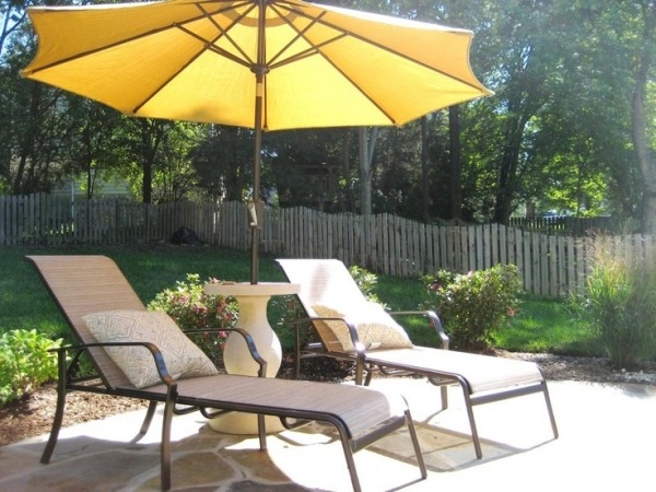parasol de jardin droit-jaune-chaises-longues-piscine