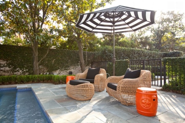parasol de jardin droit rayé-blanc-noir-protection-UV-piscine