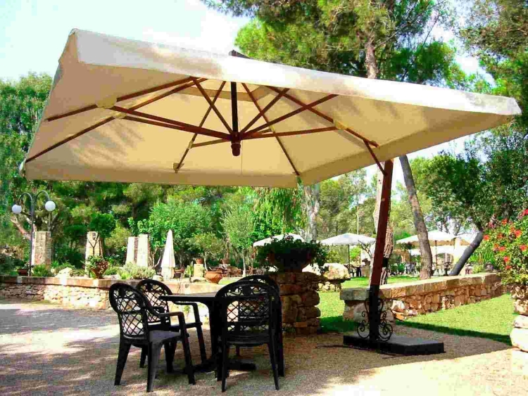 parasol de jardin excentré-carré-beige-bras-bois-base-métal