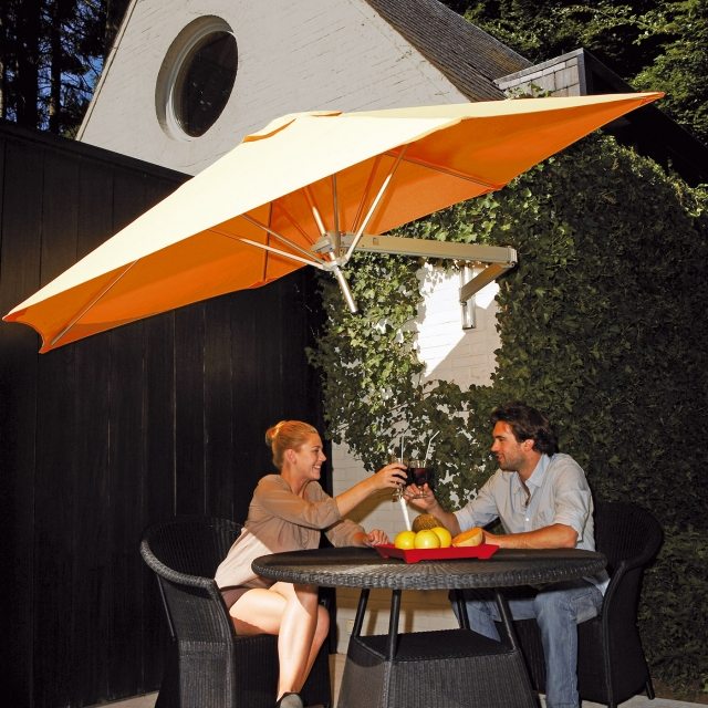 parasol-terrasse-orange-inclinable-WallFlex parasol de balcon