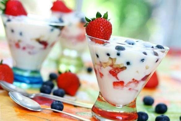 petit-dejeuner-ideal-Saint-Valentin-fraise-creme-fruit
